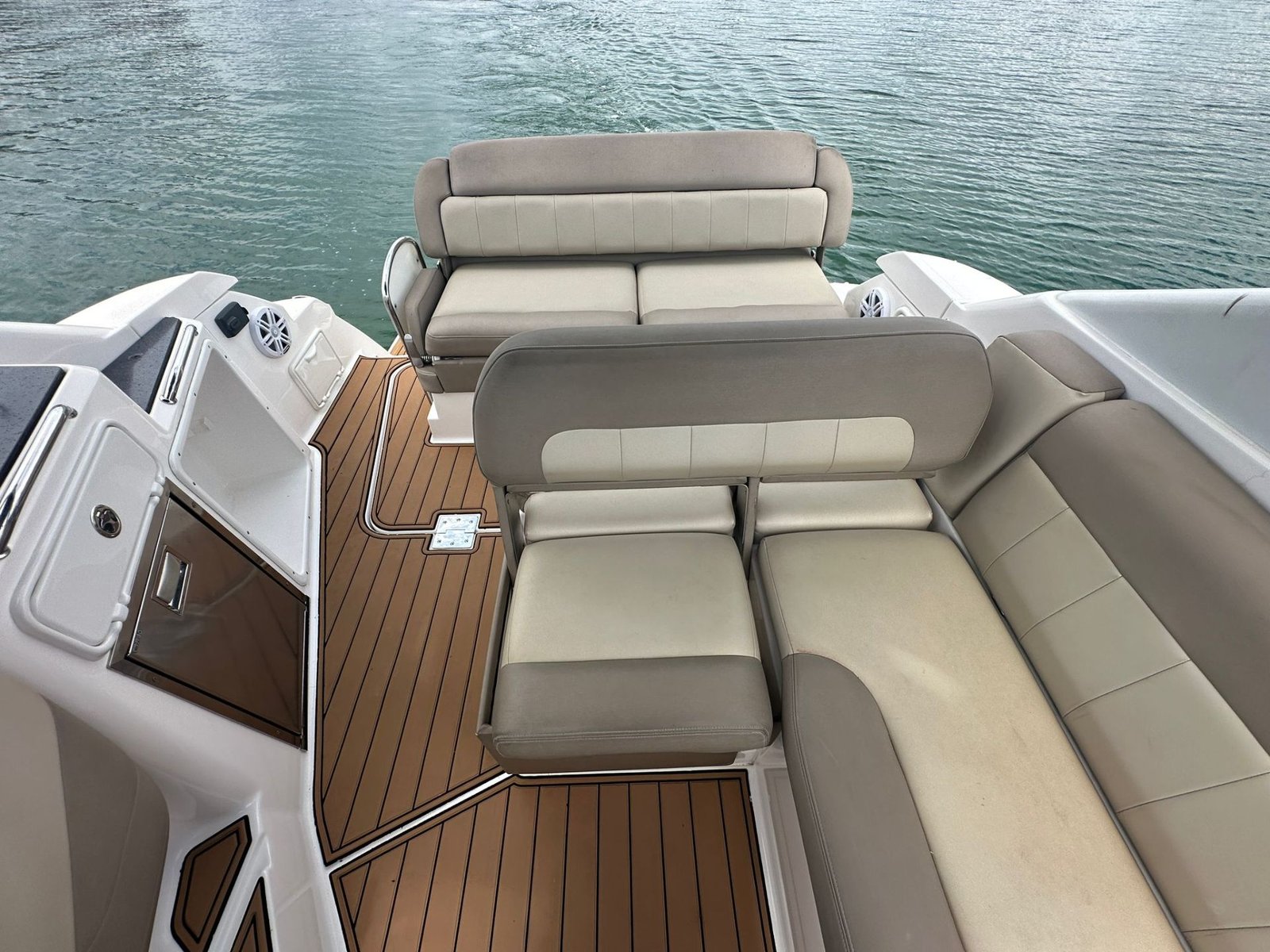 2014 Regal 30 Express powered by twin Volvo 4.3L with Only 500hrs !!!