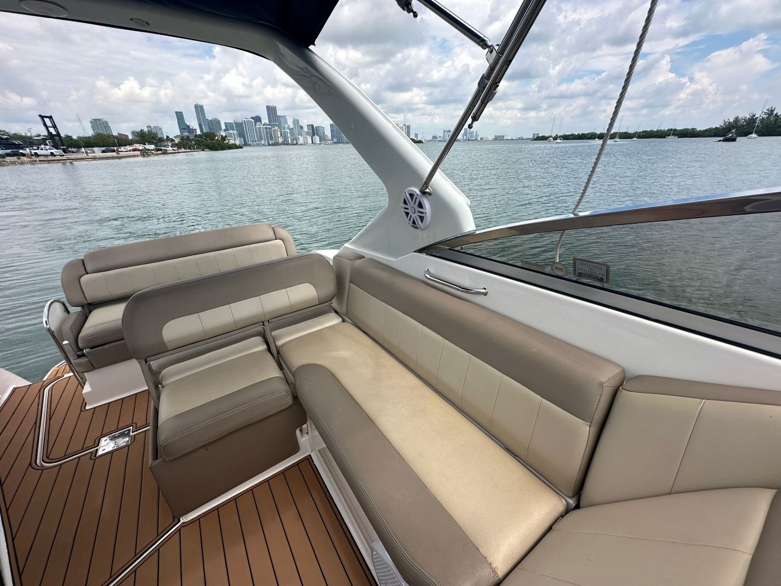 2014 Regal 30 Express powered by twin Volvo 4.3L with Only 500hrs !!!