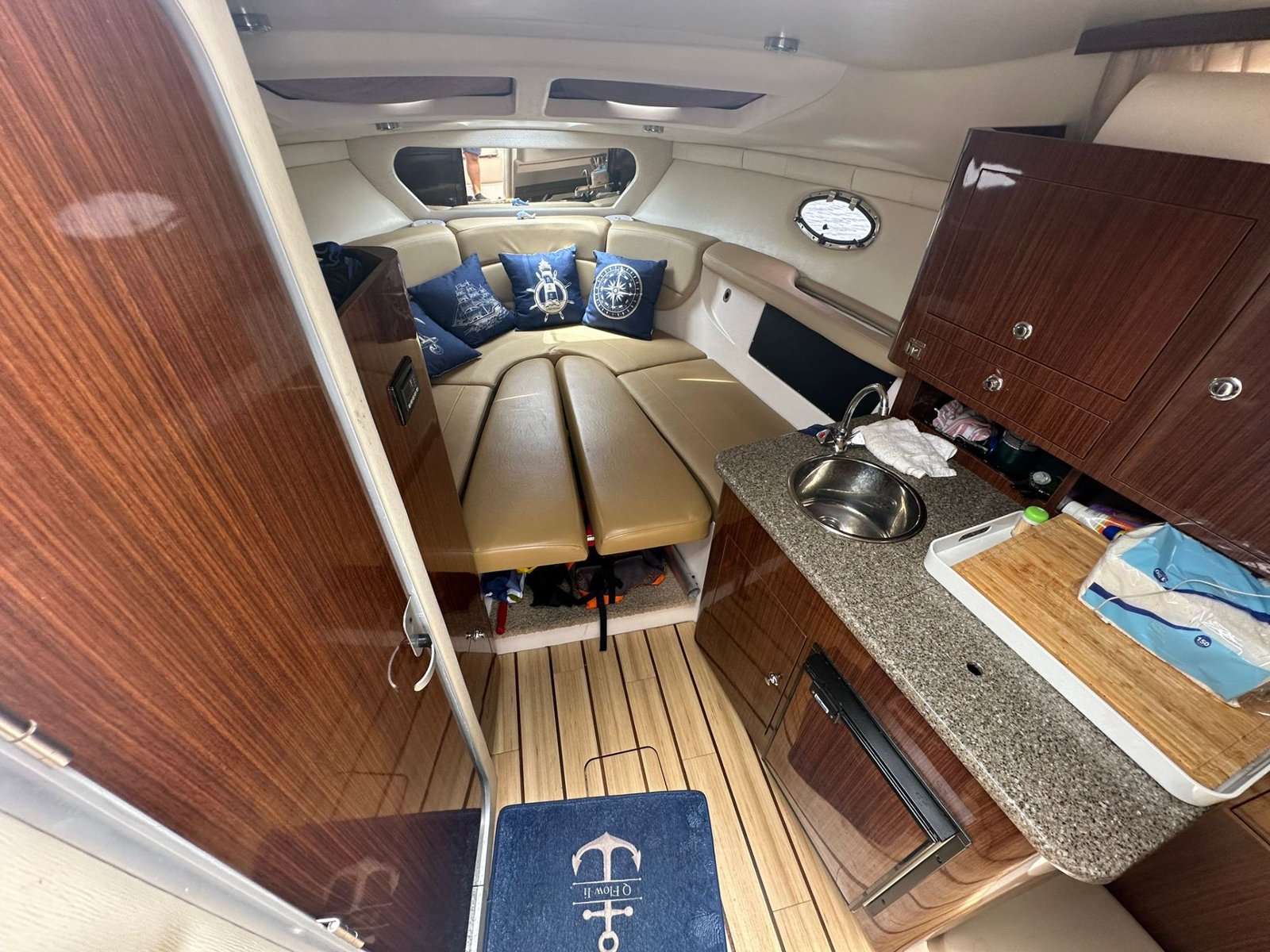 2014 Regal 30 Express powered by twin Volvo 4.3L with Only 500hrs !!!