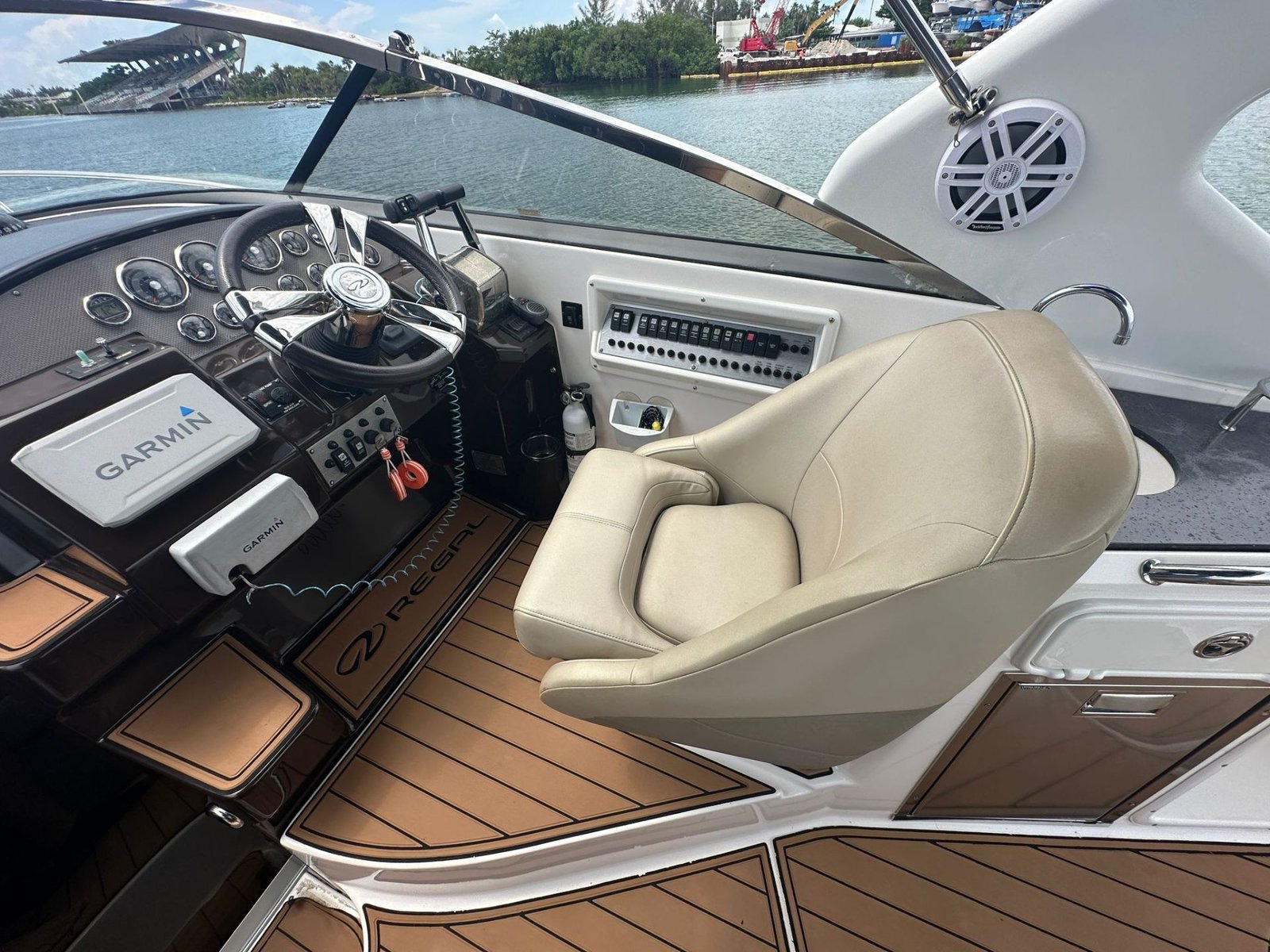 2014 Regal 30 Express powered by twin Volvo 4.3L with Only 500hrs !!!