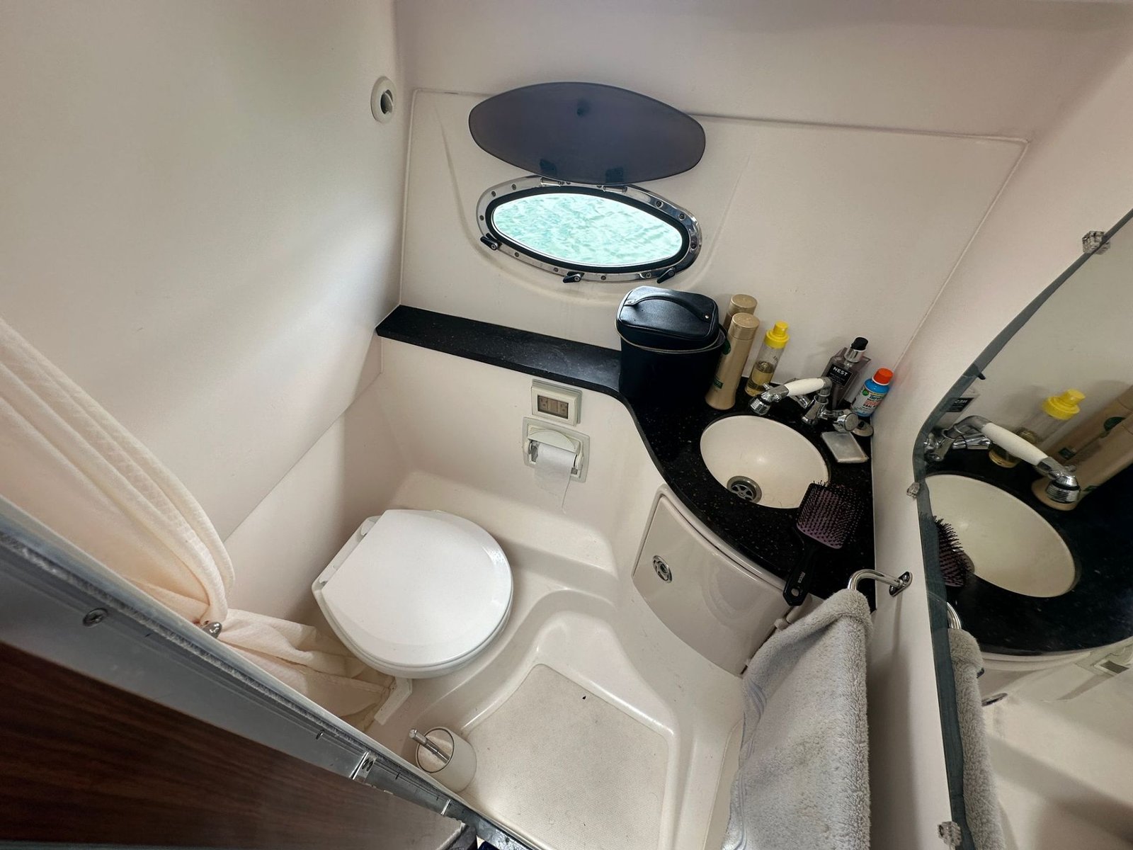 2014 Regal 30 Express powered by twin Volvo 4.3L with Only 500hrs !!!
