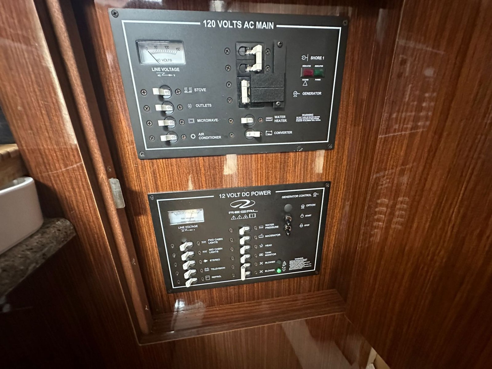 2014 Regal 30 Express powered by twin Volvo 4.3L with Only 500hrs !!!