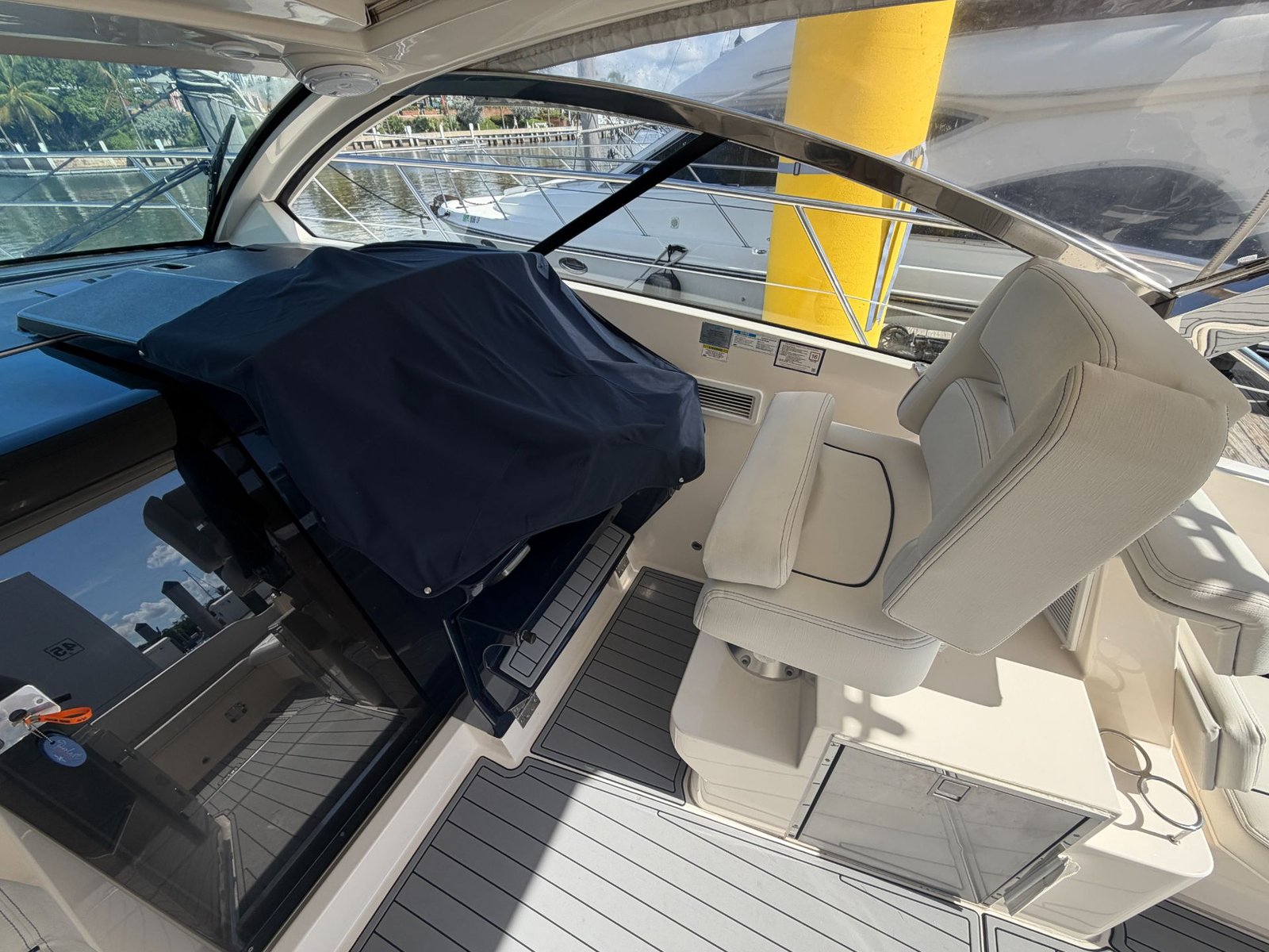 2014 Pursuit SC 365i Coupe powered by Yamaha 350hp 4 Strokes