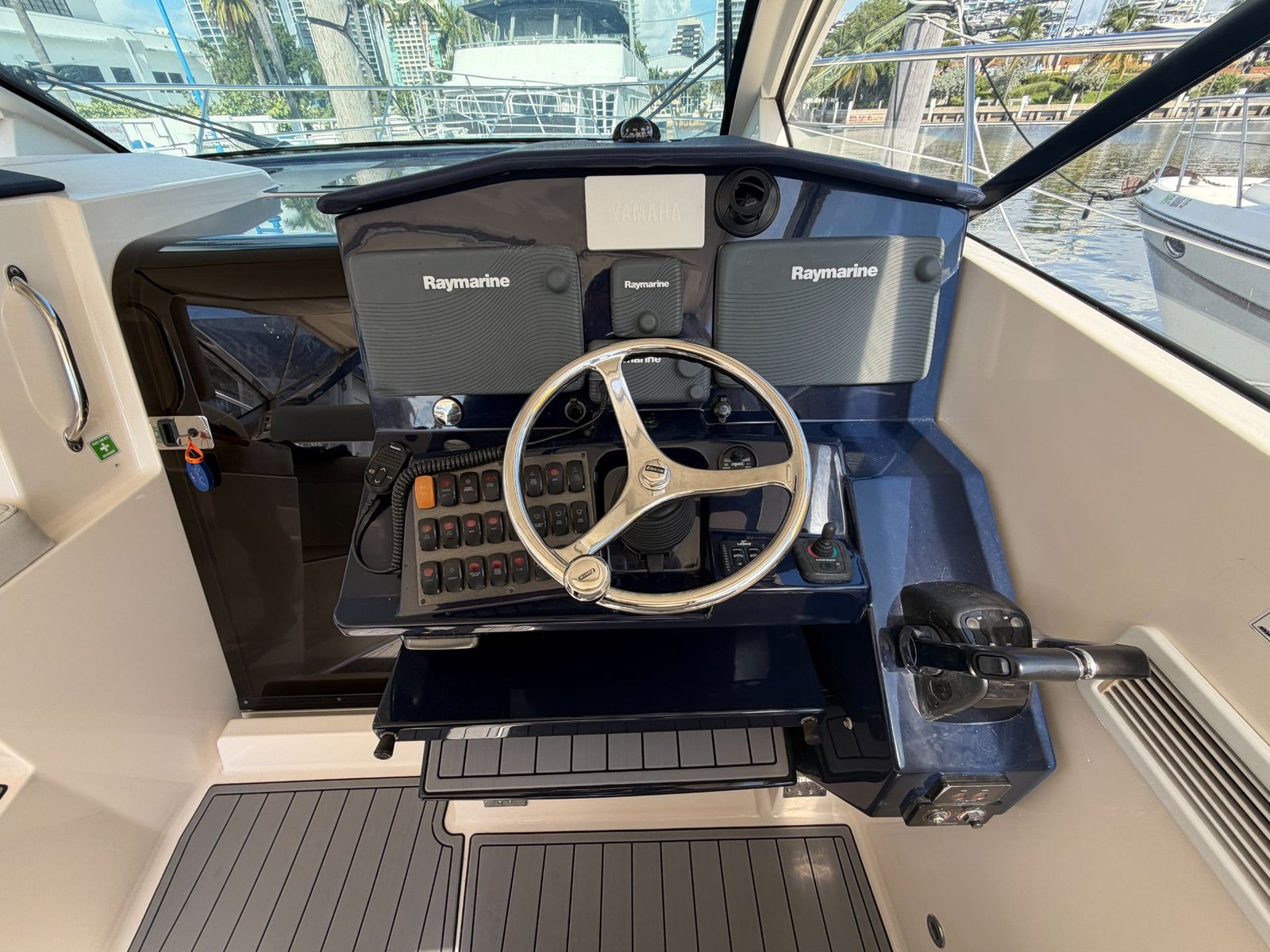 2014 Pursuit SC 365i Coupe powered by Yamaha 350hp 4 Strokes