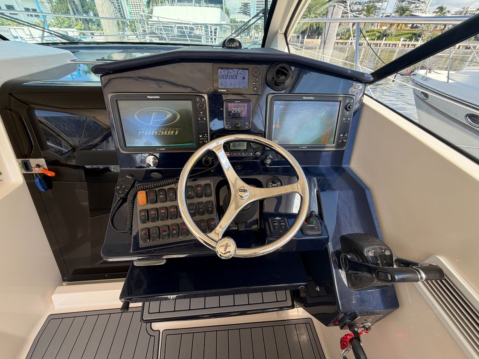 2014 Pursuit SC 365i Coupe powered by Yamaha 350hp 4 Strokes